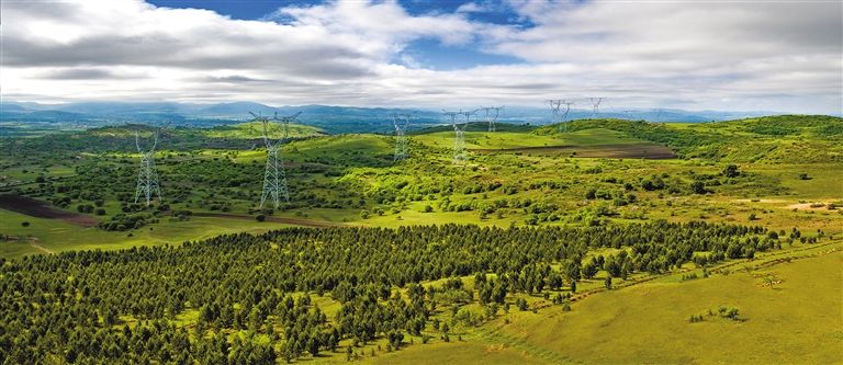 內(nèi)蒙古首條特高壓輸電通道——錫林郭勒盟至山東省1000千伏特高壓輸電線路。.jpg